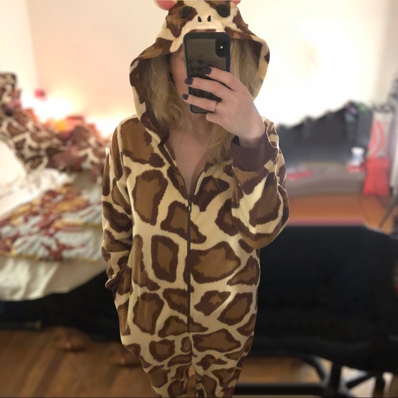 Nick & Nora Other - NEW Cozy Giraffe Onesie Unisex. Size L.